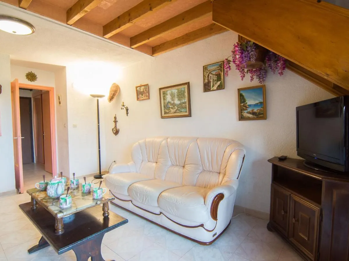 Apartment Le Dauphin Hyeres France